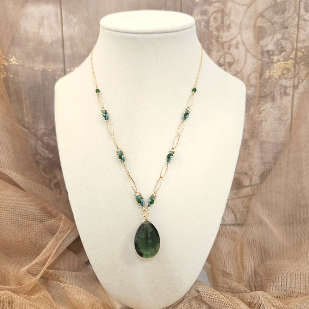14/20 Gold Filled Green Faceted Tear Drop Stone & Stone Clusters Necklace